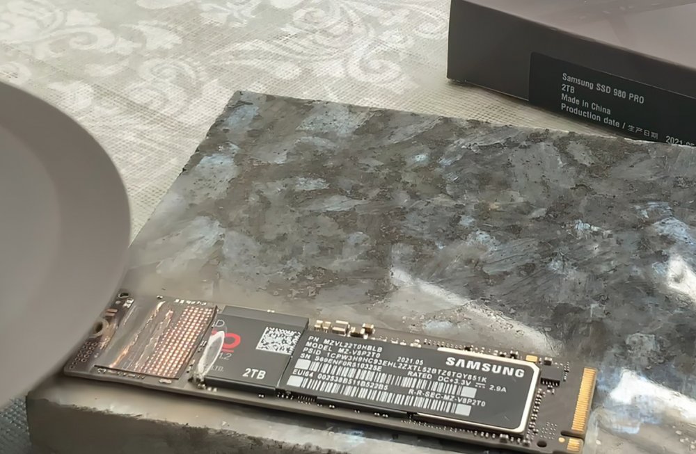 Almaniyadakı Samsung xidmət mərkəzi müştəriyə məlumatlarını qorumaq üçün zəmanət altında problemli SSD-ni çəkic və ya qazma ilə məhv etməyi təklif etdi.