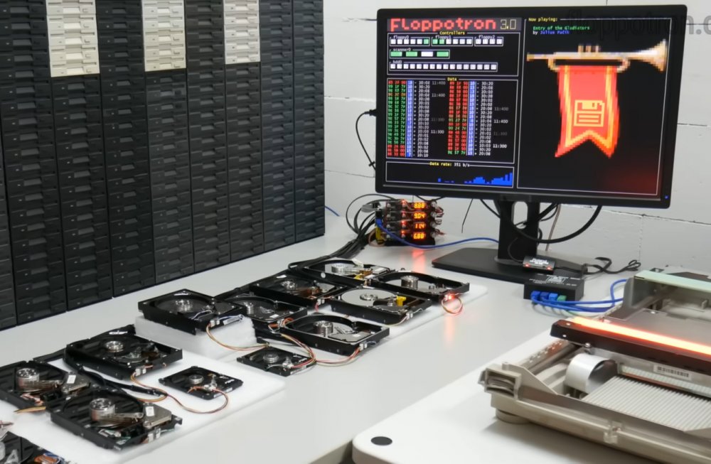 Floppotron 3.0: həvəskar 512 disk, 16 HDD və 4 skanerdən ibarət ”musiqi orkestri” yaratdı.